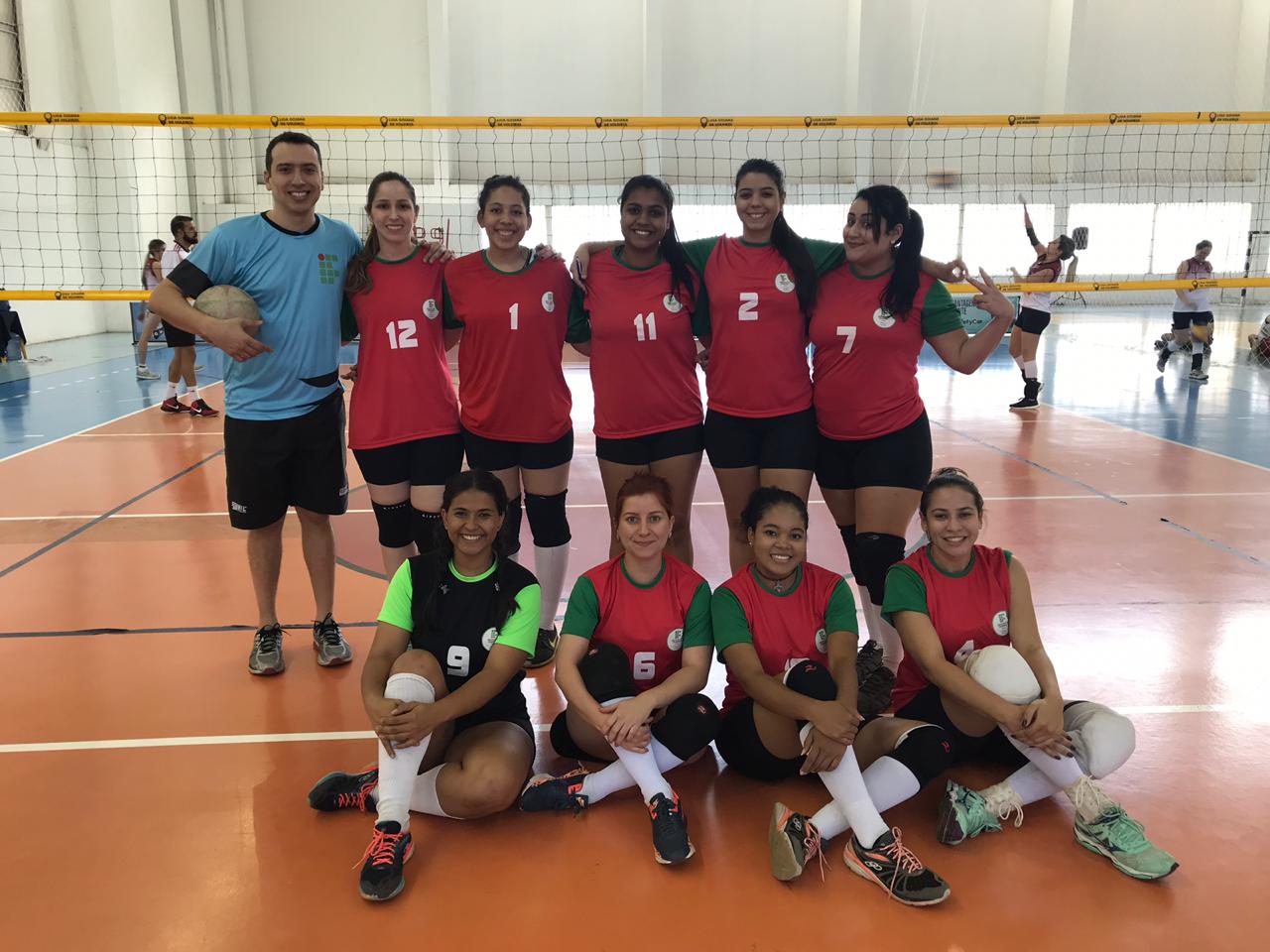 Equipe de vôlei do Câmpus Goiânia com o professor e treinador, Marcelo Costa de Paula.